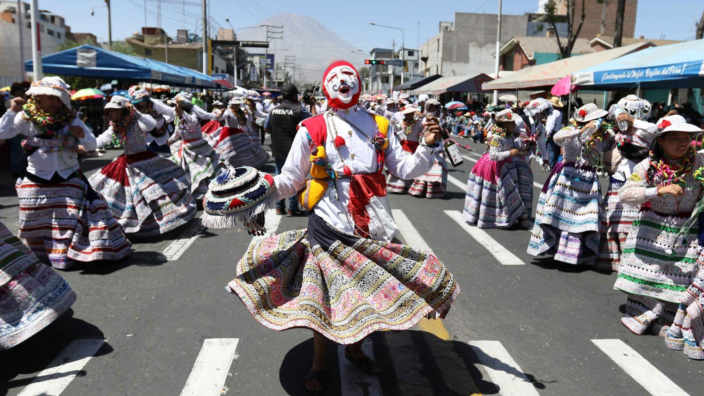 Pasacalle de Arequipa entre danzas y dudas